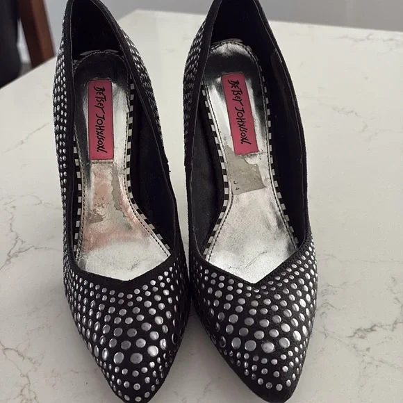 Heels - Picture 2 of 4